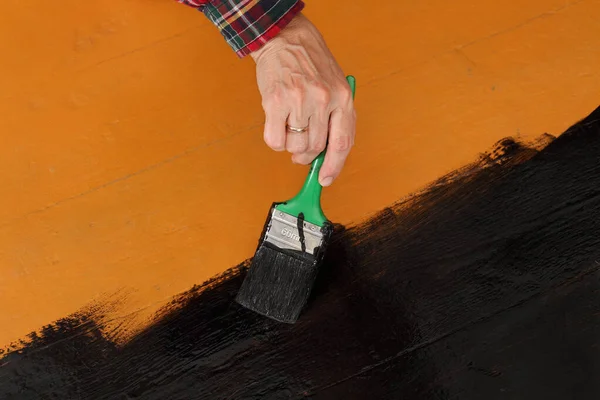 Pintura Piso Madeira Amarelada Para Preto Mão Dos Trabalhadores Escova — Fotografia de Stock