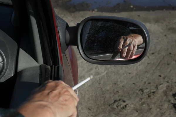 Рука Дорослої Жінки Тримає Сигарету Вікні Відкритого Автомобіля Відображенням Дзеркалі — стокове фото