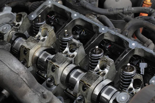 近代的なディーゼルエンジンの修理 カムシャフト付きシリンダーヘッドのインジェクターの閉鎖 選択的フォーカスの詳細 — ストック写真