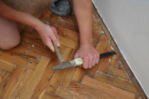 Primer Plano Las Manos Los Trabajadores Eliminación Viejo Parquet Dañado —  Fotos de Stock