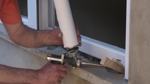 Arbeiter Beim Einbau Eines Neuen Kunststofffensters Unter Verwendung Von Polyurethanschaum — Stockvideo
