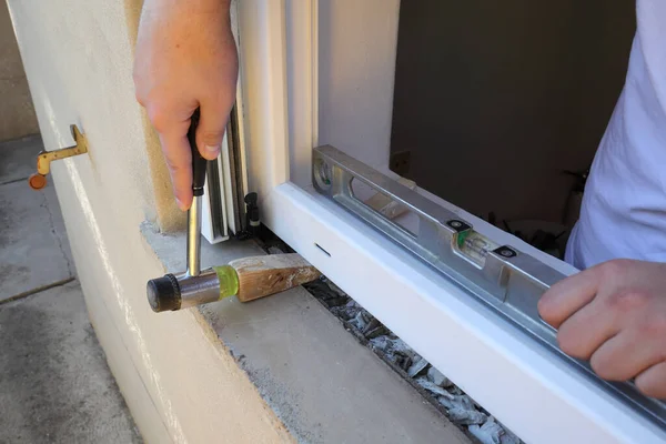 Trabajador Instalando Nueva Ventana Plástico Utilizando Pequeño Martillo Cuña Madera — Foto de Stock