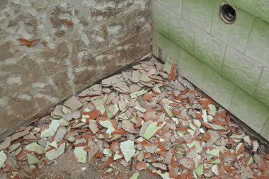 Ev tadilatı, banyodaki ya da mutfaktaki duvarlardan sökülen eski fayanslar.