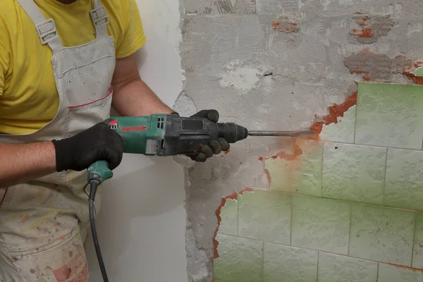 Arbeiter Entfernen Zerstören Alte Fliesen Von Der Wand Mit Elektrohammer — Stockfoto