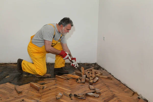 Worker Removing Old Damaged Parquet Using Crowbar Tool — Stock Photo, Image