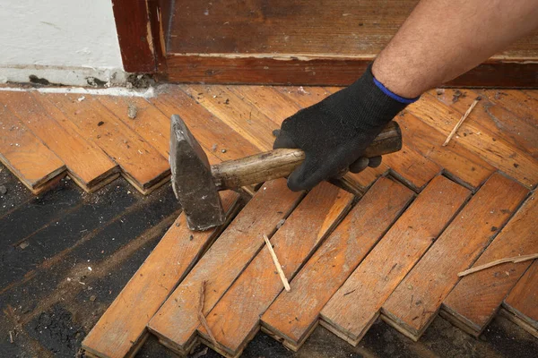 Worker Removing Old Damaged Parquet Using Hammer Tool — Stock Photo, Image