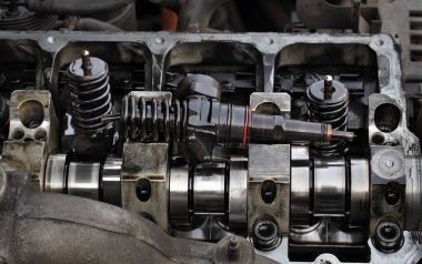 Modern dizel motor tamirinin ayrıntıları, silindir başındaki enjektörlerin kam mili ile yakınlaştırılması