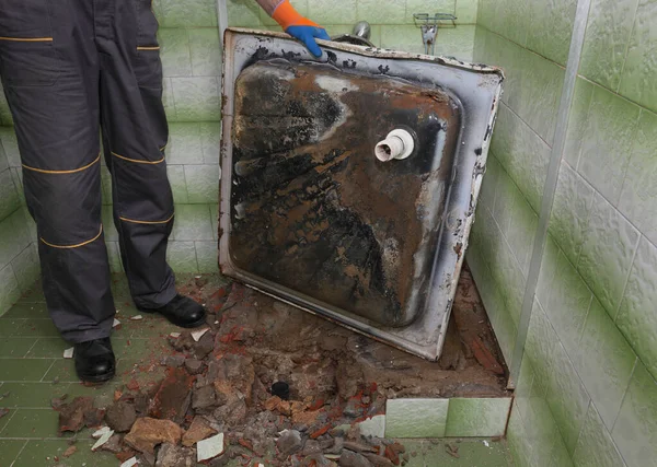 Werknemer Verwijderen Slopen Oude Badkuip Tegels Een Geruïneerde Badkamer — Stockfoto