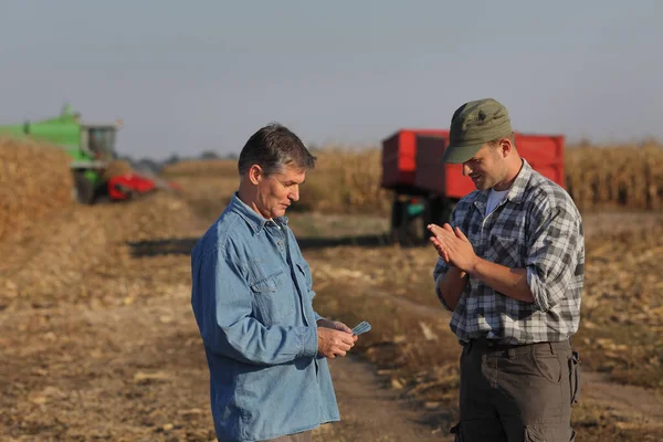 Agricultor Comprador Billetes Euros Con Campo Maíz Con Tractor Combinar — Foto de Stock