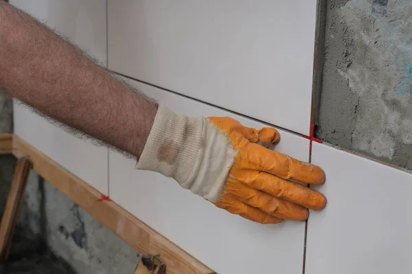 Εργαζόμενος Τοποθέτηση Κεραμικών Πλακιδίων Τοίχο Μια Κουζίνα Μπάνιο — Φωτογραφία Αρχείου