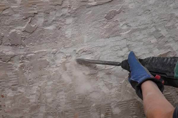 Trabajador Quitar Demoler Azulejos Viejos Mortero Pared Usando Martillo Eléctrico — Foto de Stock