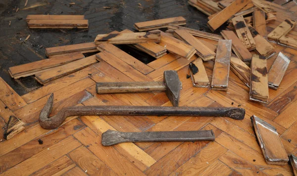 Gereedschap Voor Oude Beschadigde Parketverwijdering Hamer Breekijzer Beitel Oude Planken — Stockfoto