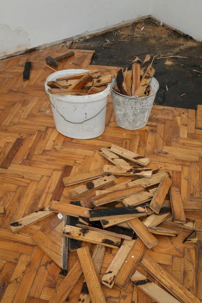 Remoção Parquet Danificado Velho Montão Pequenas Tábuas Betume Piso Coberto — Fotografia de Stock