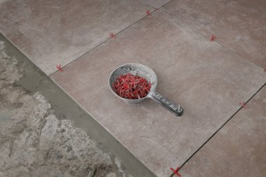 Plastik haç kiremitleri dizmek için, seramik fayansların arasına yerleştirmek için mutfakta ya da banyoda