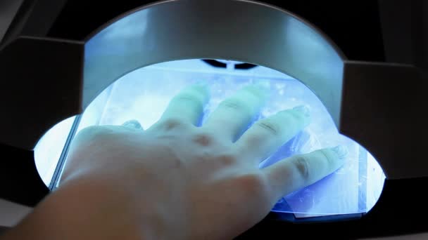 指甲美容治疗，漆，干燥与 uv 灯 — 图库视频影像