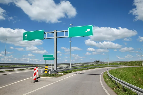 Skrzyżowanie autostrady i znaki — Zdjęcie stockowe