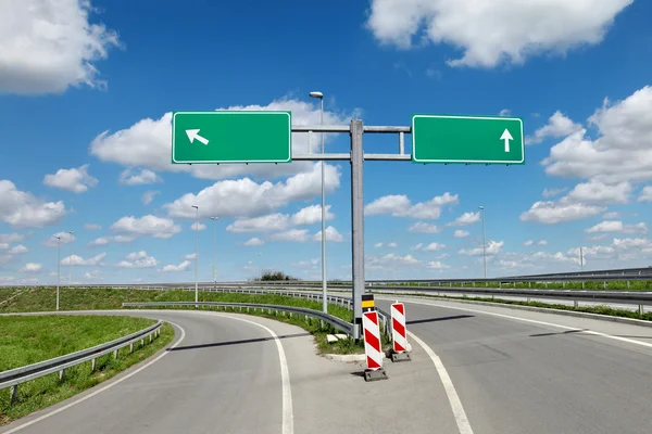 Skrzyżowanie autostrady i znaki — Zdjęcie stockowe