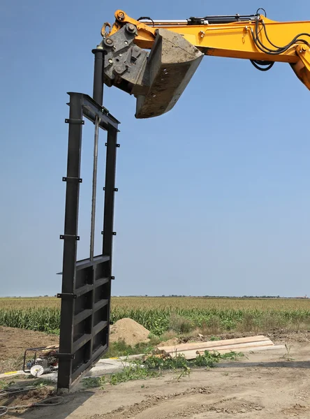 Zemědělství, zavlažování brány na staveništi kanálu — Stock fotografie