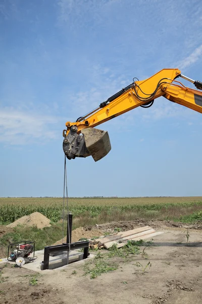 Agricoltura, cancello di irrigazione nel cantiere del canale — Foto Stock