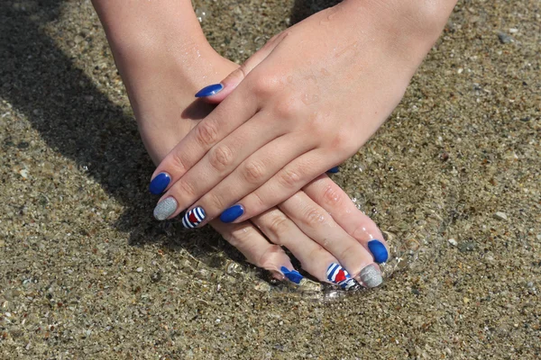 El tratamiento de belleza de las uñas, la manicura —  Fotos de Stock