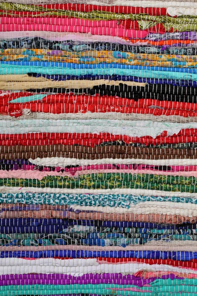 Reciclaje, alfombra retro étnica colorida hecha a mano —  Fotos de Stock