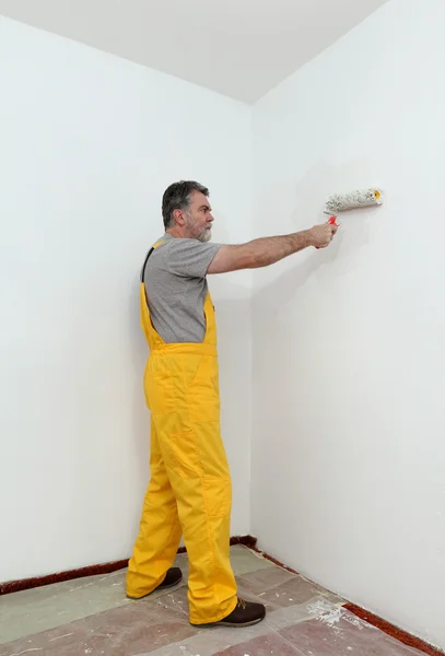 Worker painting wall in room — Stock Photo, Image