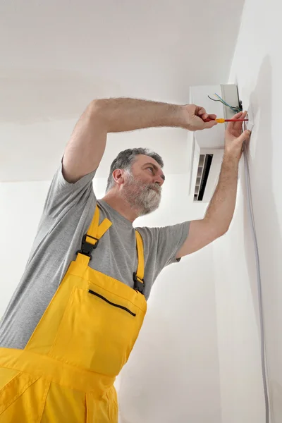 Elektrisk installation av luftkonditionering, elektriker på jobbet — Stockfoto