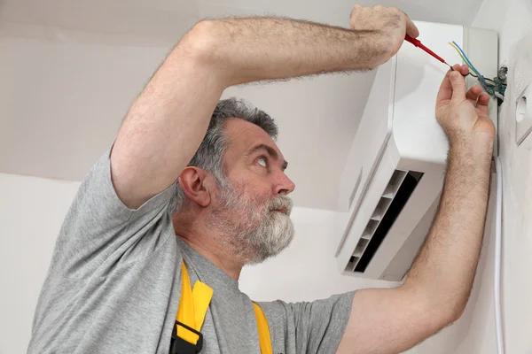 Elektrische installatie van air conditioner, elektricien op het werk — Stockfoto