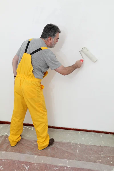 Parede da pintura do trabalhador no quarto — Fotografia de Stock