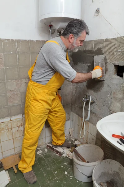 Renovación del hogar, pared de fijación de albañil —  Fotos de Stock