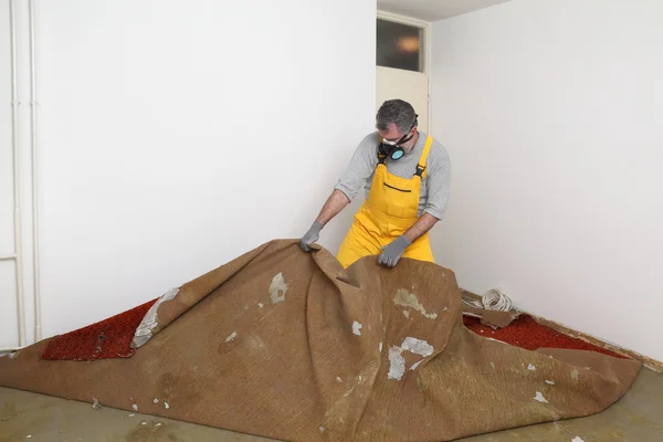 Home renovação, tapete remover — Fotografia de Stock
