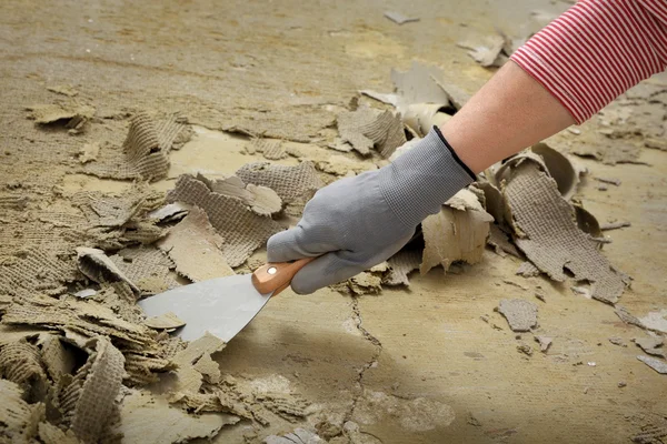 Werknemer puttees mes gebruiken voor het reinigen van de vloer — Stockfoto