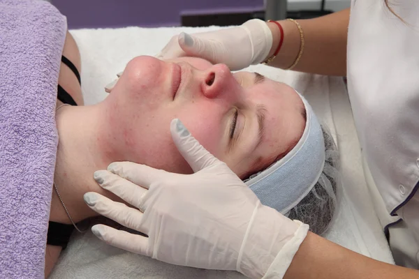 Tratamiento de belleza de la cara femenina joven — Foto de Stock