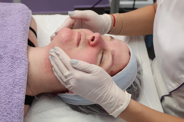 Tratamiento de belleza de la cara femenina joven — Foto de Stock