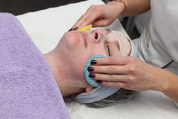 Tratamiento de belleza de la cara femenina joven — Foto de Stock