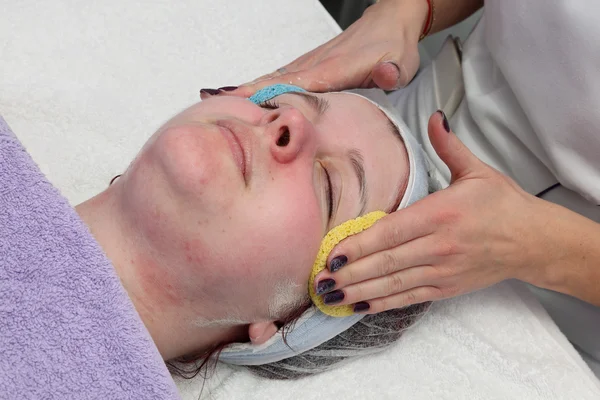 Tratamiento de belleza de la cara femenina joven — Foto de Stock