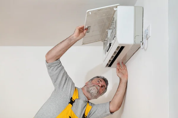 Air condition examine or install — Stock Photo, Image