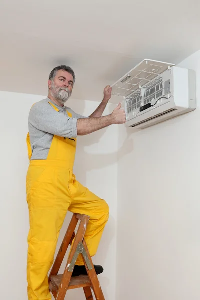 Klimaanlage prüfen oder installieren — Stockfoto