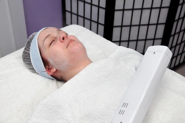 Tratamiento de belleza de cara femenina joven, vapor facial de ozono — Foto de Stock