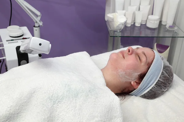 Genç kadın yüzü, ozon yüz vapur güzellik tedavisi — Stok fotoğraf
