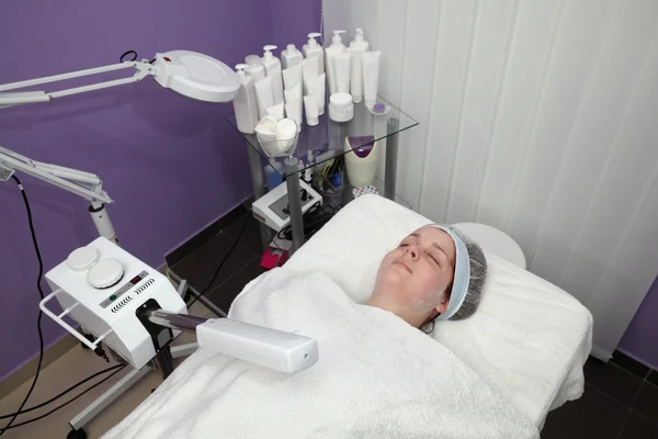 Tratamentul frumuseții feței tinere de sex feminin, vapor facial de ozon — Fotografie, imagine de stoc