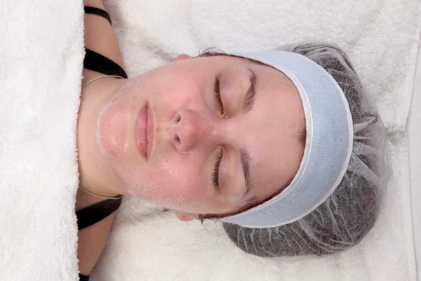 Tratamiento de belleza de cara femenina joven, vapor facial de ozono — Foto de Stock