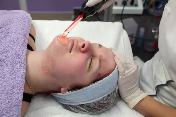 Traitement de beauté du visage des jeunes femmes Photos De Stock Libres De Droits