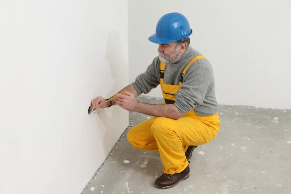 Electricista en la instalación de pruebas en obra Fotos De Stock