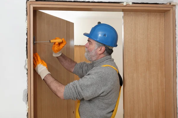 Arbeiter installieren neue Tür — Stockfoto