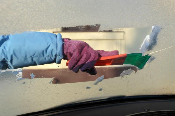 Automotivo, limpeza de gelo do pára-brisas — Fotografia de Stock