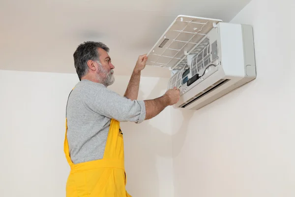 Air condition examine or install — Stock Photo, Image