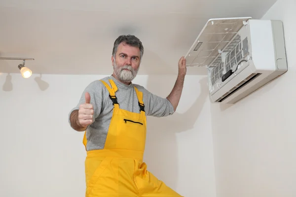 Klimaanlage prüfen oder installieren Stockbild
