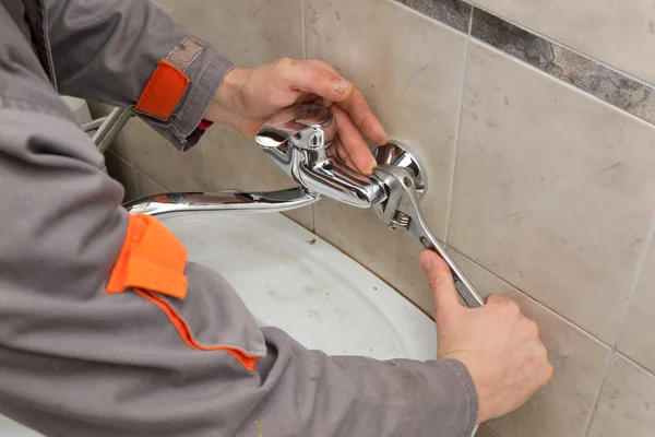 Vízvezeték-szerelő rögzítő csap a fürdőszobában Jogdíjmentes Stock Képek