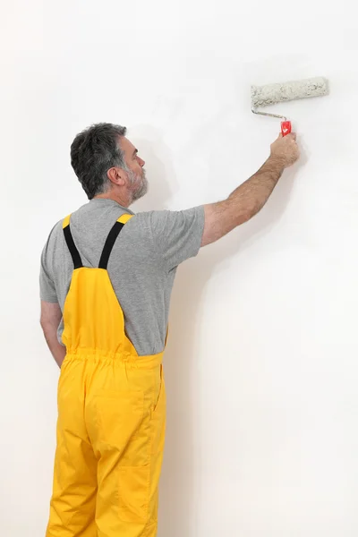 Werknemer in een kamer, huis renovatie schilderij — Stockfoto